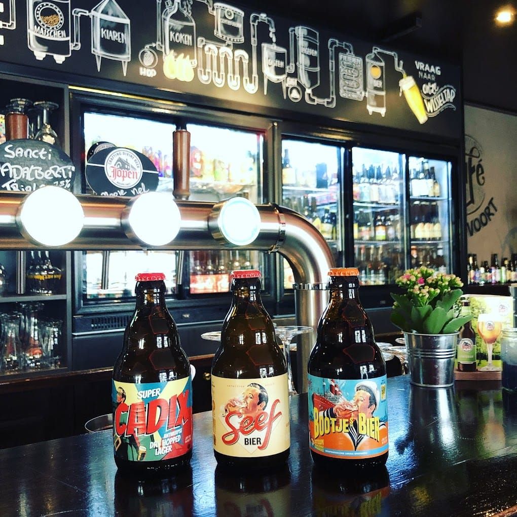 Achter de bar, met Heineken, speciaalbier en de biljarttafel