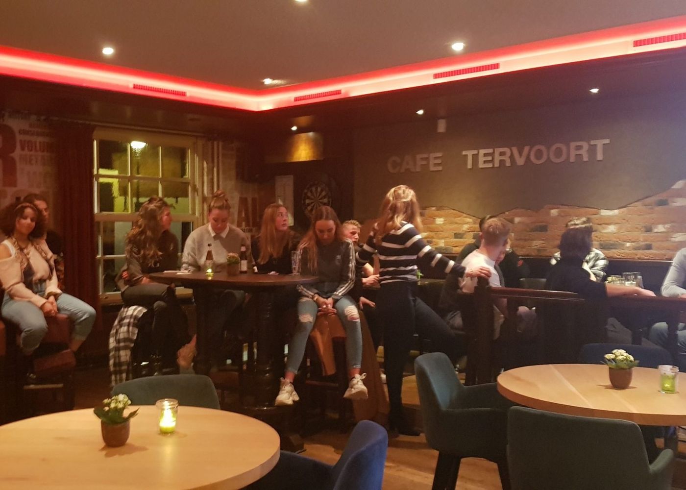 Een volle zaal in Café Tervoort tijdens een dorpsbijeenkomst