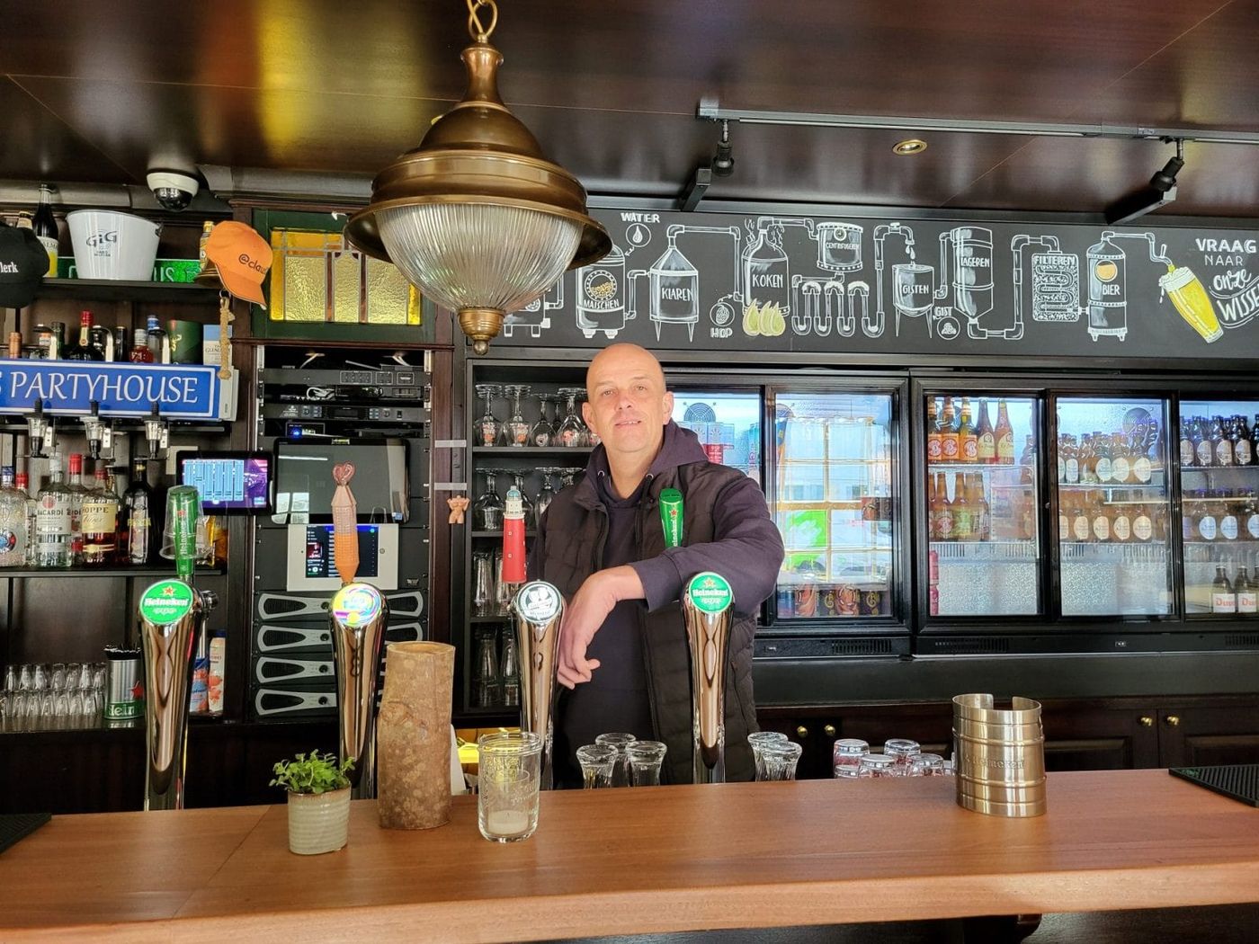 Claus Tervoort achter de tap in Café Tervoort