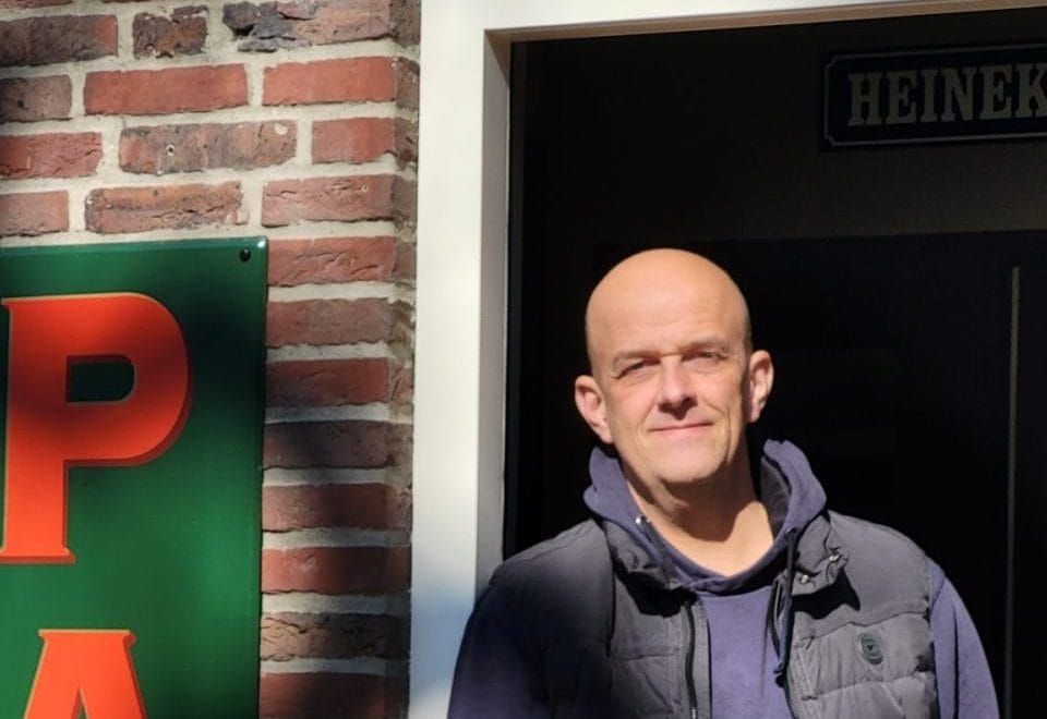 Claus Tervoort aan de bar van het café