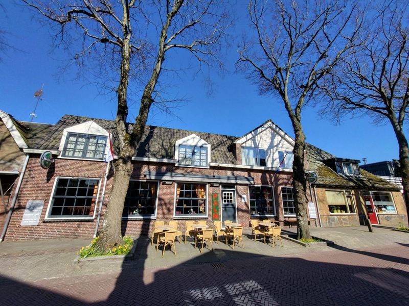 De gevel van Café Tervoort aan de Abdijlaan in Egmond-Binnen