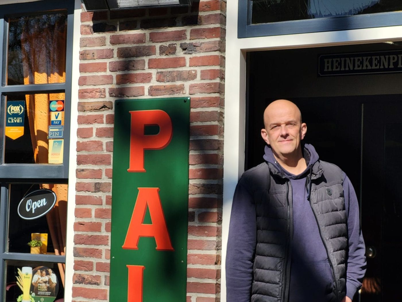 Claus Tervoort tapt een biertje achter de bar